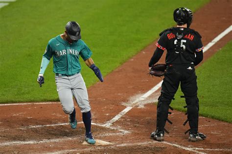 Mariners score 7 in the 8th to cap a 13-1 win over the Orioles